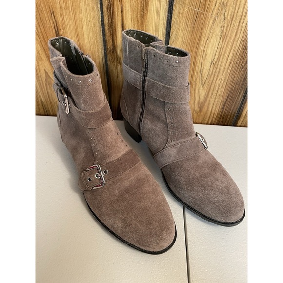 Isaac Mizrahi Live Selby Suede Ankle Boots Buckle Studs Beige Womens Size 8m - Picture 1 of 11